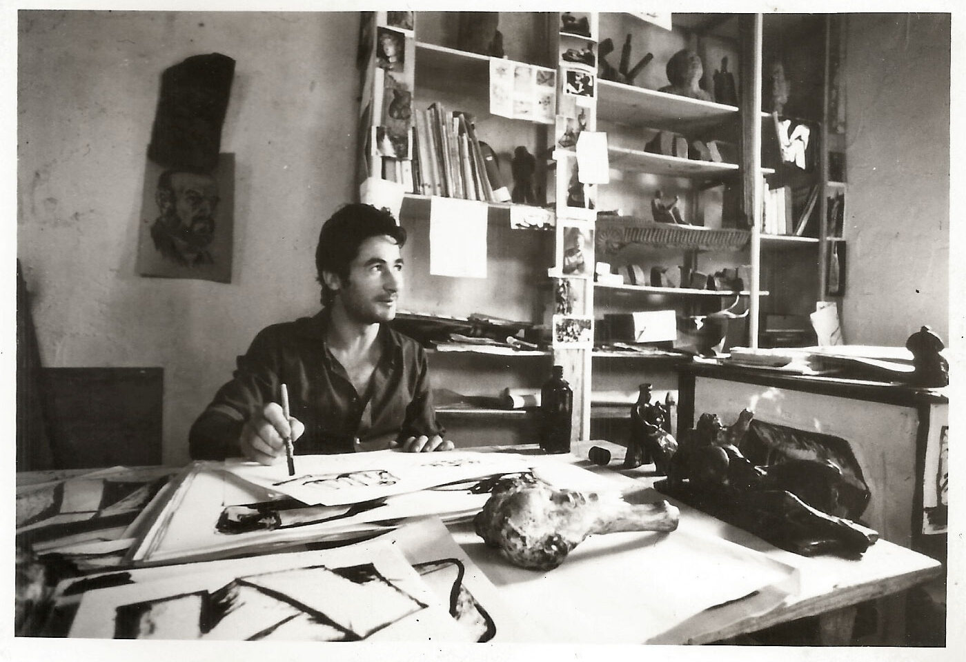 Un giovane Pinuccio Sciola nel suo studio d'artista